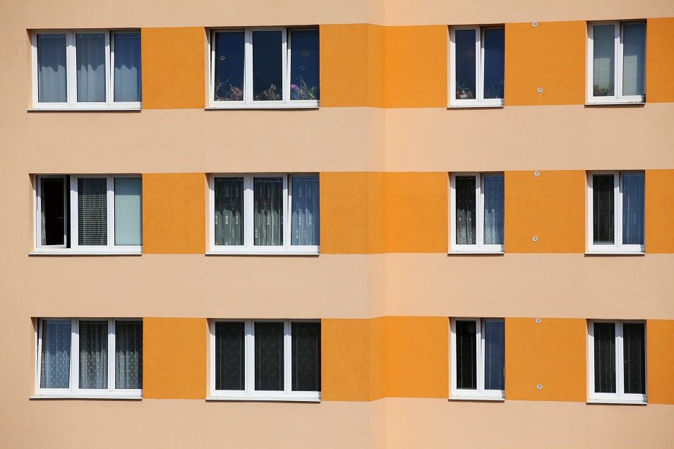 Domácnosti aj celé bytovky s oknami INCON Okná na bytovke